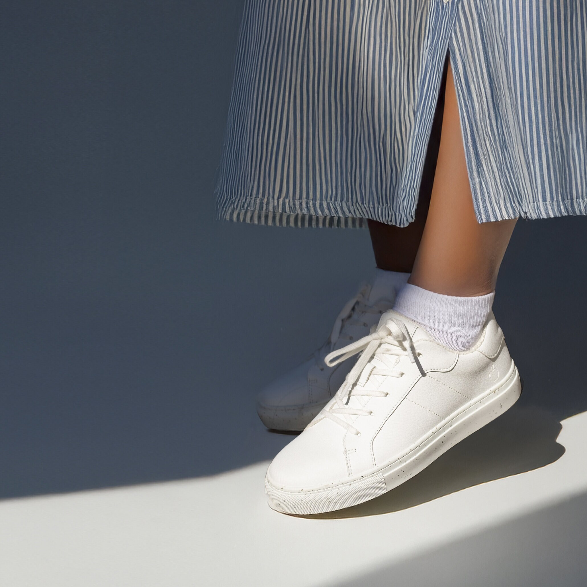 https://www.flawlesswalk.com/pub_docs/files/Minfot-Sneakers-Bastad-Vit-kampanj.jpg